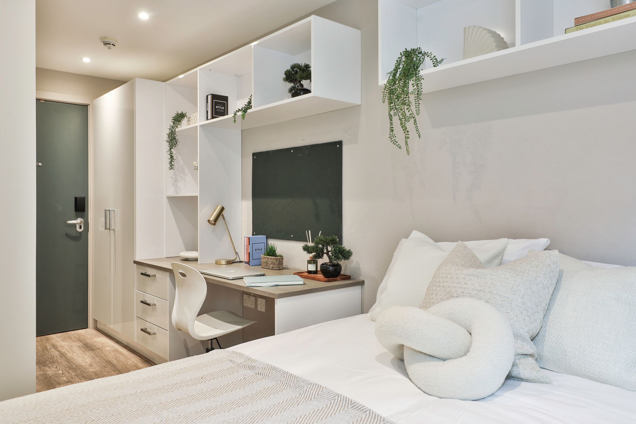 Basic 2 Bed Apartment - Shared Bathroom - room